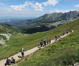 Turyści na szlaku w okolicy Kasprowego Wierchu w Zakopanem