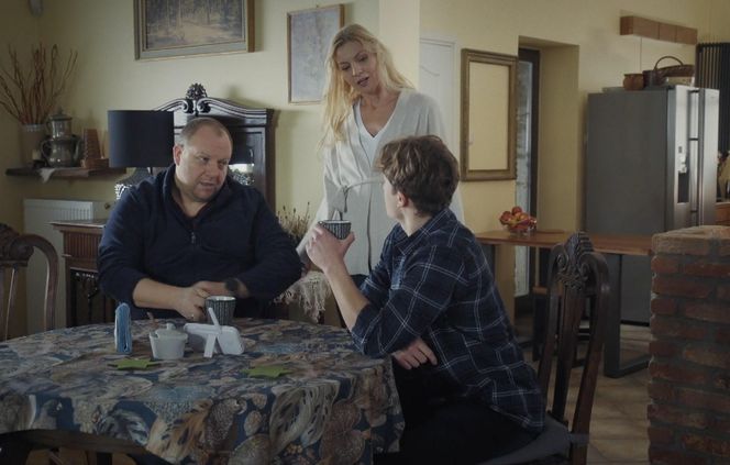 M jak miłość, odcinek 1857: Tadeusz (Bartłomiej Nowosielski), Kacper (Bartosz Ziewiec), Jagoda (Katarzyna Kołeczek)