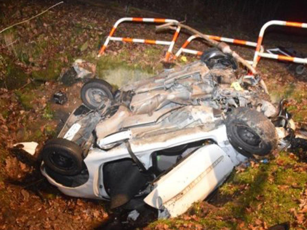 Wypadli z drogi, wylądowali na dachu. Osierocili 2-letniego synka