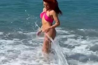 Natasza Urbańska w skąpym bikini dokazuje na plaży