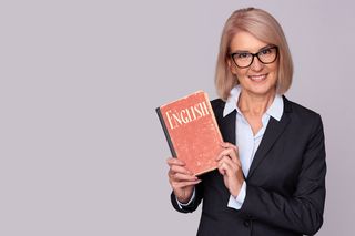 Angielski dla seniora: czy warto rozpocząć naukę języka po pięćdziesiątce?