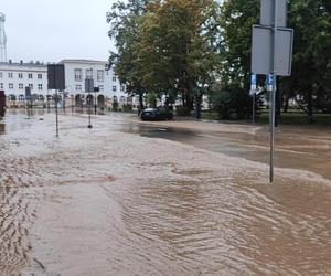 Nysa. Ratownicy WOPR i GOPR z całego kraju zjeżdżają do miasta. Dwugodzinne kolejki w sklepach