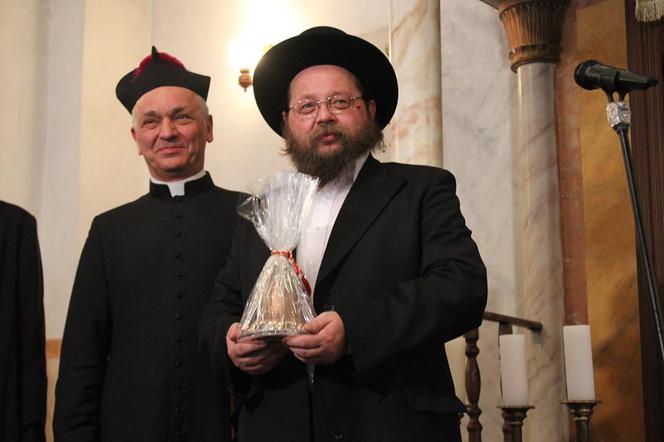 Ks. Ireneusz Kulesza i rabin Symcha Keller z Sercem Łodzi.