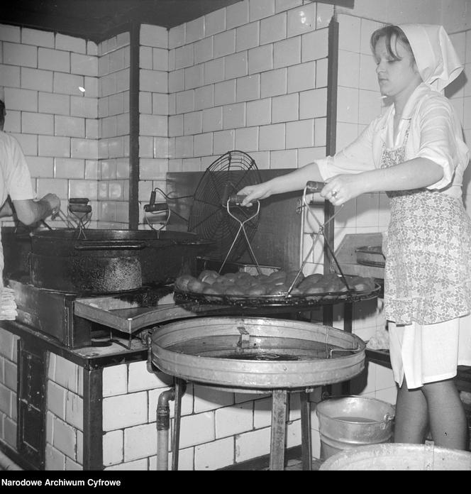 Przygotowywanie pączków w Cukierni Blikle w Warszawie, 1978 rok