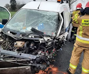 Czołowe zderzenie pogotowia wodnego z mercedesem na prostym odcinku DW 454