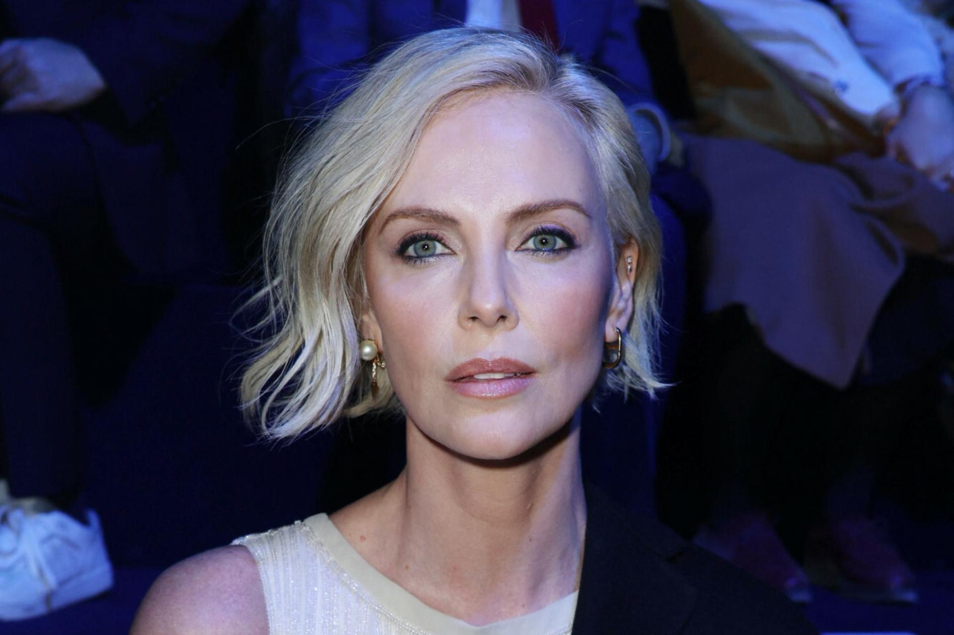 Charlize Theron latami milczała w sprawie śmierci ojca. W jej rodzinie  wydarzył się prawdziwy horror - ESKA.pl