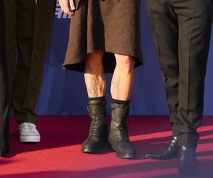 Brad Pitt pokazał nogi. Na czerwonym dywanie pojawił się w spódnicy. Wygląda obłędnie!