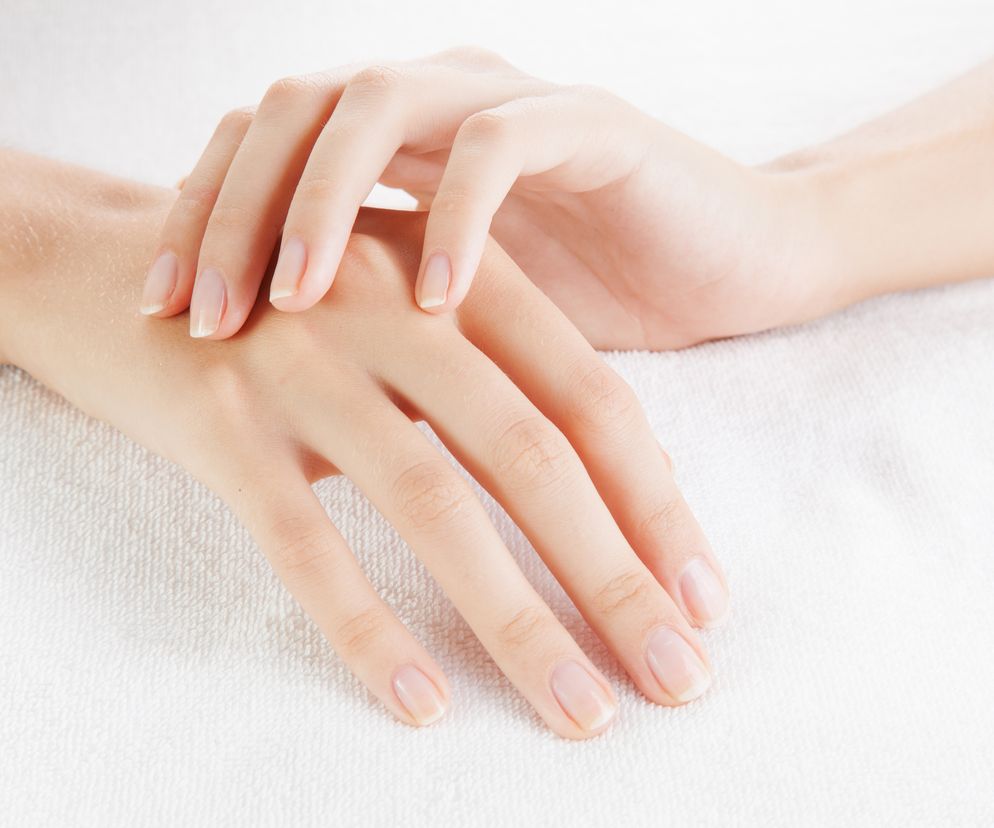 Aby mieć ładne paznokcie, trzeba regularnie dbać o ich nawilżenie oraz chronić przed szkodliwymi czynnikami.