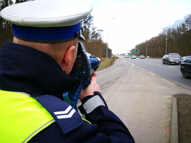 Przekroczyli prędkość i słono za to zapłacili. Dwoje kierowców zatrzymanych przez policję w Tarczku 