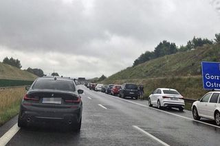 Wypadek na autostradzie A1. Śmigłowiec LPR w akcji. Kierowcy utworzyli korytarz życia