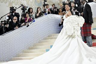 Gwiazdy błyszczały na białym dywanie