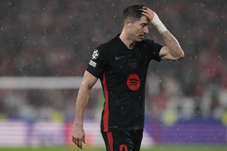 FC Barcelona pogrywa z Robertem Lewandowskim! Istny kabaret. Nie do wiary, co chcą z nim zrobić