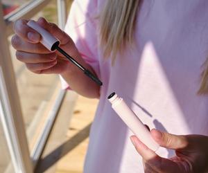 Uważaj podczas nakładania makijażu. Na celowniku... tusz do rzęs