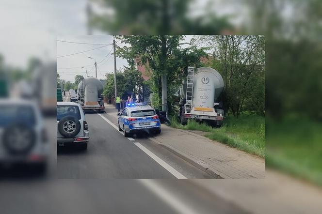 Zwierki. Wypadek na DK 19. Ciężarówka z cysterną wjechała w dom