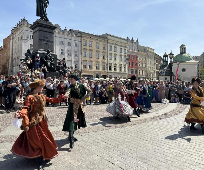 "Polonez wiosenny" na Rynku Głównym w Krakowie