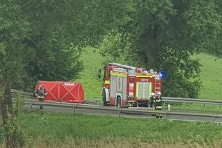 Wypadek śmiertelny pod Krakowem. Mercedes zderzył się z ciężarówką. Nie żyje jedna osoba