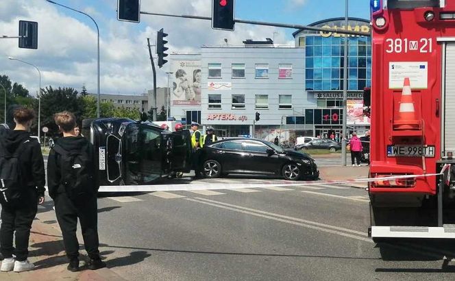 Kolizja na Sokołowskiej w Siedlcach. Jedno auto przewróciło się na bok