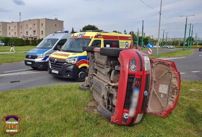 Tychy: Fiat wylądował na boku, kierowca w szpitalu 