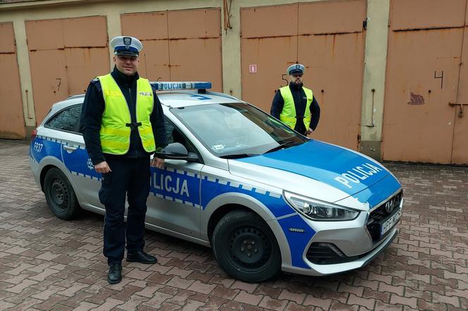 Policyjna eskorta 5-letniej dziewczynki do szpitala w Bełchatowie. Dziecko uległo wypadkowi w domu