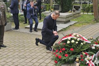 Andrzej Duda ukląkł przed grobem posła PSL. Prezydent uczcił rocznicę katastrofy smoleńskiej