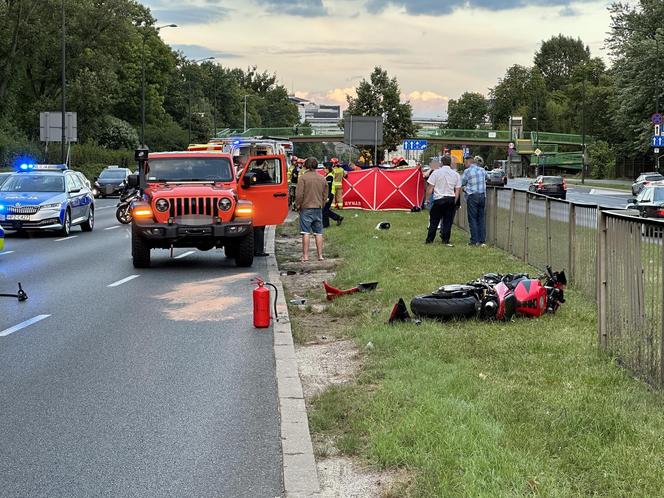 Reanimacja na ulicy. Motocyklista roztrzaskał się na Ochocie!