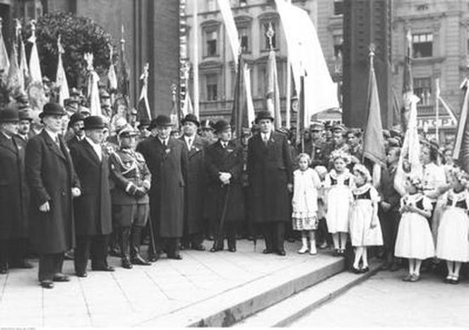 Uroczystości 3 Maja na starych fotografiach. Wielkie defilady i piękne stroje! [ZDJĘCIA]