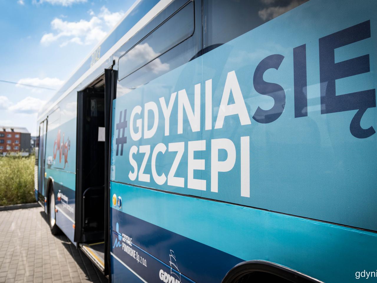 Policjanci zabezpieczają punkty szczepień w województwie