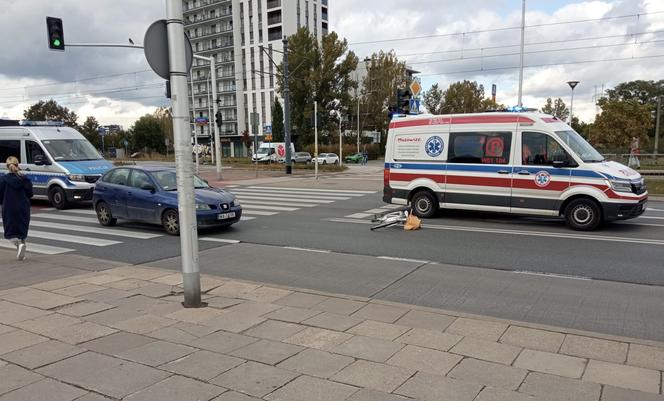 Warszawa. Seat huknął w rowerzystkę na Białołęce. Kobieta trafiła do szpitala!