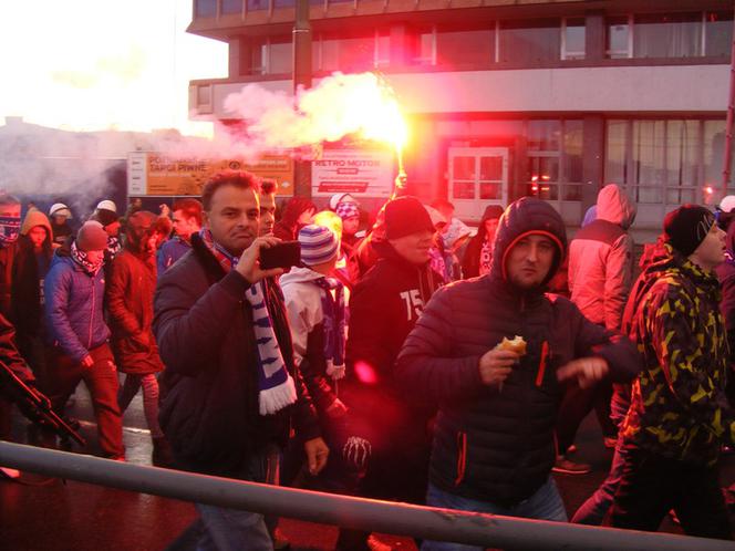 Przemarsz kibiców Wisły Płock na Inea Stadion w Poznaniu