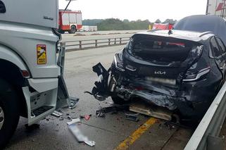 Śmiertelny wypadek na A1 pod Piotrkowem Trybunalskim! 49-latka nie przeżyła uderzenia tira [ZDJĘCIA]