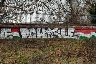 Zniszczony zabytkowy mur na Mariensztacie