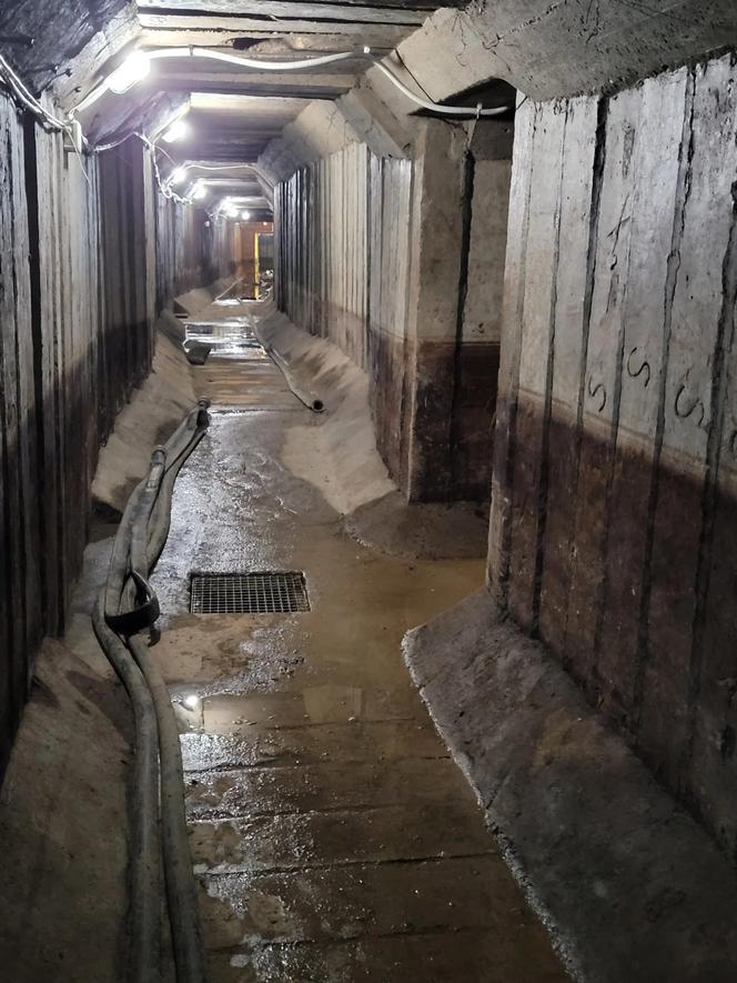 Trwa udrażnianie tuneli pod Zamkiem Książąt Pomorskich w Szczecinie