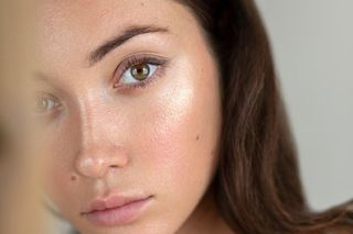 Make-up no make-up w wakacyjnej odsłonie. Potrzebujesz tylko rozświetlacza! 