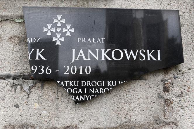 Zniszczyli tablicę Jankowskiego