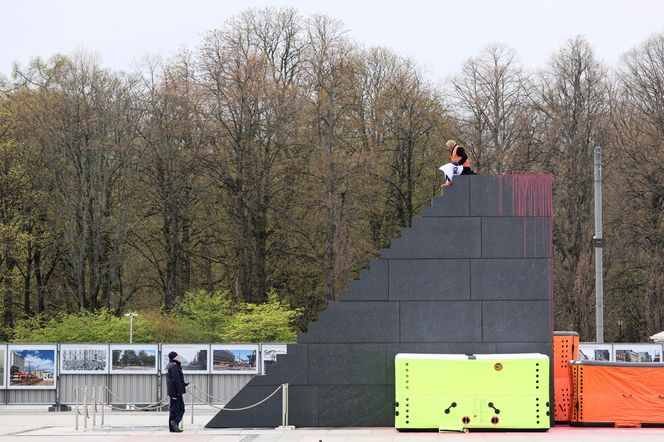 Pomnik smoleński oblany sztuczną krwią