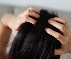 Domowy peeling do skóry głowy.  Prosty sposób, by poprawić kondycję włosów