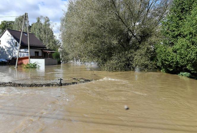 Ulewy uderzają w kolejne miejscowości. Lubrza i Chałupki zalane