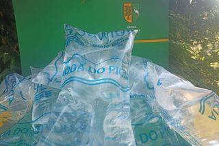 Jeden worek zawiera litr zdatnej do spożycia wody