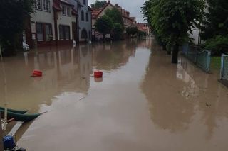 Zalane ulice, woda w budynkach. Dramatyczna sytuacja w Suchaczu i Tolkmicku