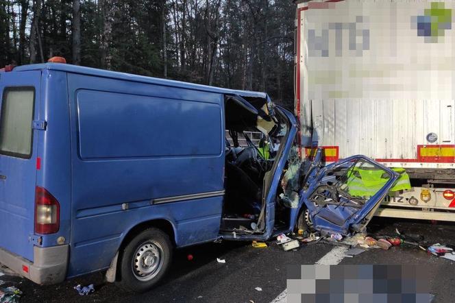Lubelskie. Ukraiński bus wjechał w ciężarówkę. 30-latek zginął na miejscu