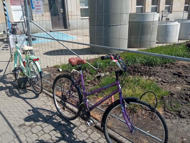 Przy dworcu w Rzeszowie brakuje stojaków na rowery. Nieoficjalnie: Miasto szuka rozwiązania
