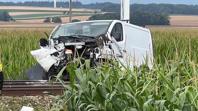 Wypadek na przejeździe kolejowym w Roszkowie. Dostawczak wjechał pod pociąg 