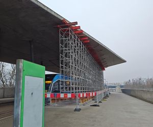 Tak wygląda uszkodzony dach nad przystankiem tramwajowym we Wrocławiu. Miasto zabezpiecza go ogromnymi podporami 