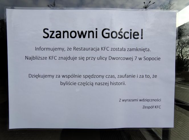 Opuszczony budynek KFC na wjeździe do Sopotu. To jeden z pierwszych lokali w Polsce 