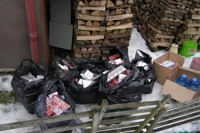 Białystok: Ukryła spirytus i papierosy z przemytu pod drewnem na opał