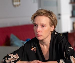 Barwy szczęścia odc. 3241. Romeo (Jacek Tyszkiewicz), Borys (Jakub Wieczorek), Aldona (Elżbieta Romanowska)