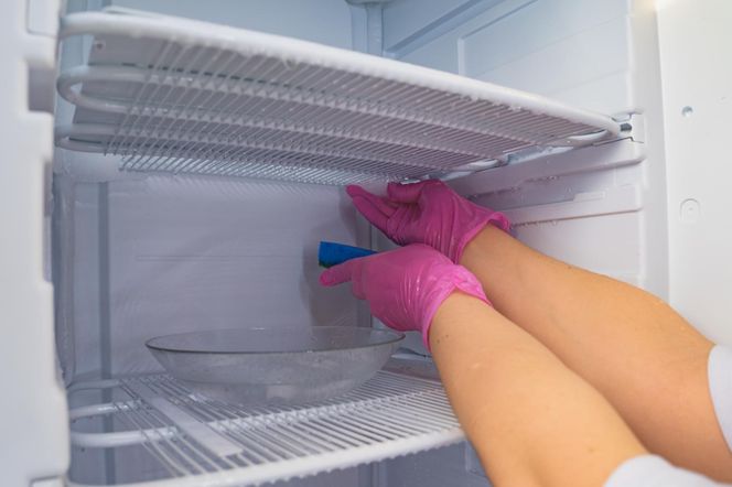 Włóż folię aluminiową do zamrażarki, a sobie podziękujesz. Uciążliwy problem rozwiąże się sam 