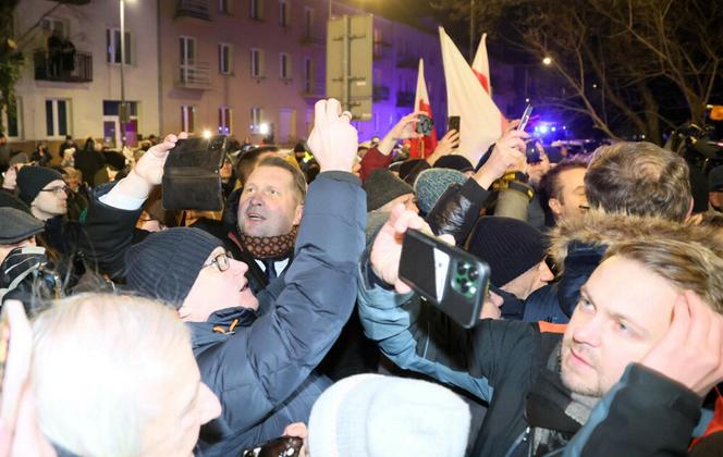 Protest polityków PIS przeciwko zatrzymaniu Wąsika i Kamińskiego