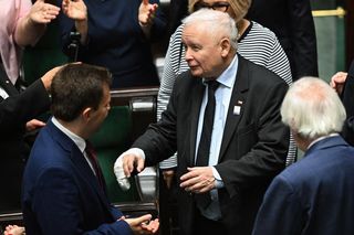 Jarosław Kaczyński z palcem w bandażu