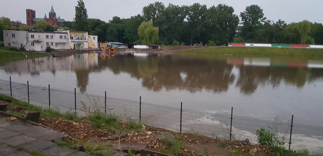 Skutki burz na Śląsku. Zalane ulice, stadion pod wodą! [ZDJĘCIA]